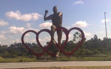 La estatua que da la bienvenida al 'Povo do Rei'