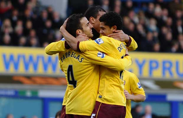 Fábregas y el Arsenal cerca del Chelsea