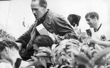 Sepp Herberger con la Jules Rimet en 1954