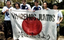 Los Pikolines con la manta solidaria
