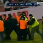 Marabunta de oficiales detiene a intruso Marabunta de oficiales detiene a intruso