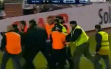 Marabunta de oficiales detiene a intruso