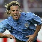 Roma y Juventus comienzan pugna por Forlán