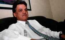 Martín del Campo se acomoda en la silla rojinegra