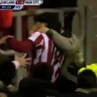 Aficionado besa a Dong-Won ji Sunderland Vs Manchester City