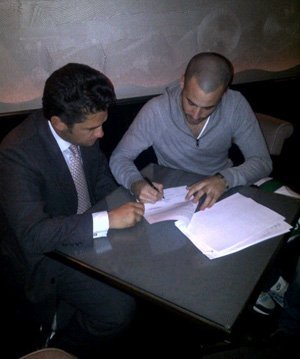Crosas firma con Santos Crosas firma con el Santos