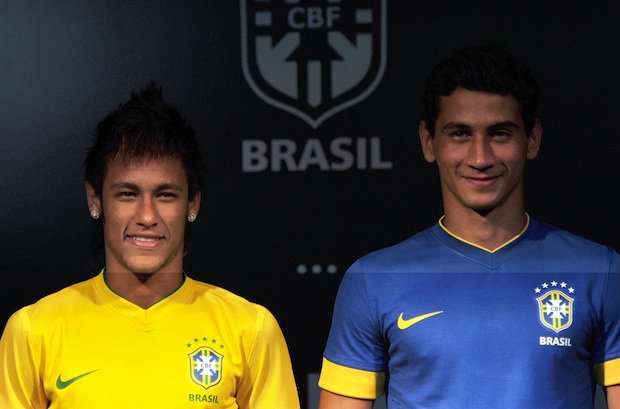 AFP l Neymar y Ganso modelaron el nuevo jersey