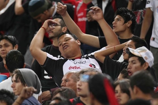 A cambio de su apoyo, les suben los boletos