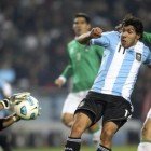 Carlos Tevez ante Bolivia Carlos Tevez ante Bolivia