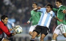 Carlos Tevez ante Bolivia