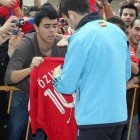 Cesc Fábregas firma playera de Özil