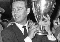 Zárraga sosteniendo la Copa de Europa