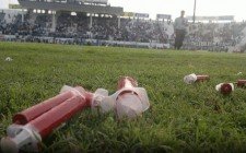 Avientan jeringas al campo