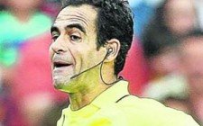 Árbitro español se considera más profesional que futbolistas