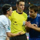 Sokratis dialoga con Ozil El defensa griego reconoce la superioridad germana