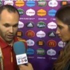 Sara Carbonero la riega ante Iniesta