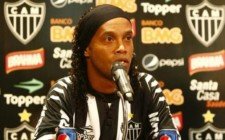 Dinho pierde contrato con Coca Cola por aparecer con Pepsi