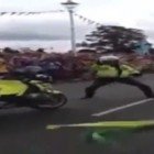 Policía se pone a bailar
