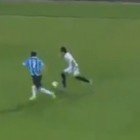 Neymar Neymar se olvidó de la magia con este pisotón que le propinó a Pará en el estomago en el empate a unos entre el Santos y el Gremio.