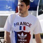 Iker llega a la concentración española con camiseta francesa...