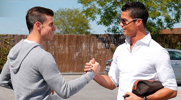 Cristiano da la bienvenida a Bale, que se entrenó por primera vez