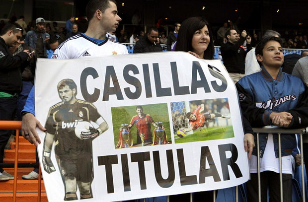 Pancartas a favor de Iker Casillas en el Bernabéu