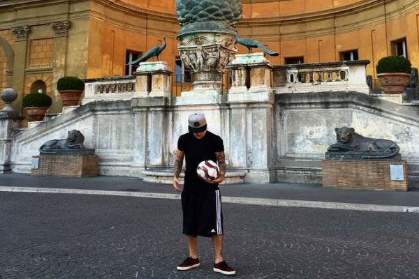 Bieber se pone a jugar futbol en los pasillos del Vaticano