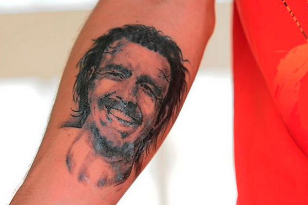 Jugador del Nacional se tatúa imagen de Álvaro Recoba