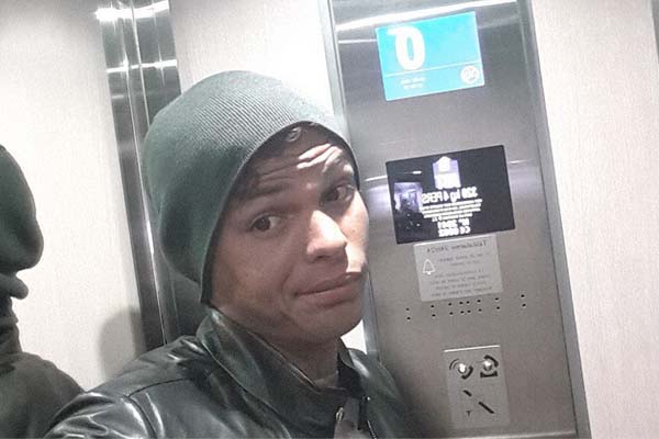 Thiago Silva se quedó atrapado en elevador