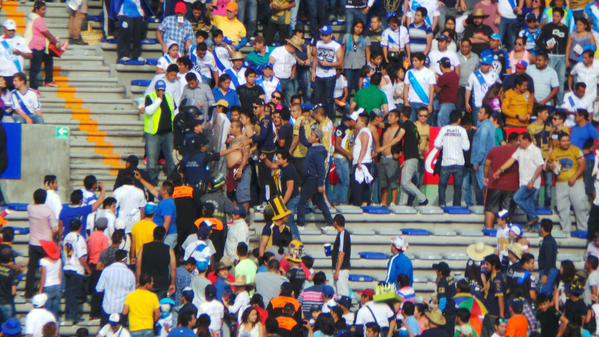 Desmanes De La Rebel En El Puebla Vs Pumas Unam Futbol Sapiens [ 337 x 599 Pixel ]