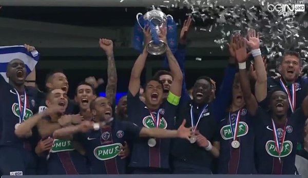 Entre incidentes, el PSG recibiÃ³ el trofeo de campeÃ³n de Francia