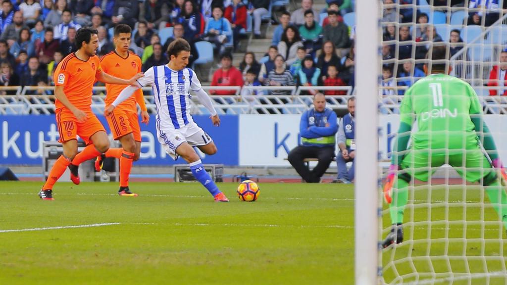 La Real Sociedad y Vela sufrieron para vencer al Valencia