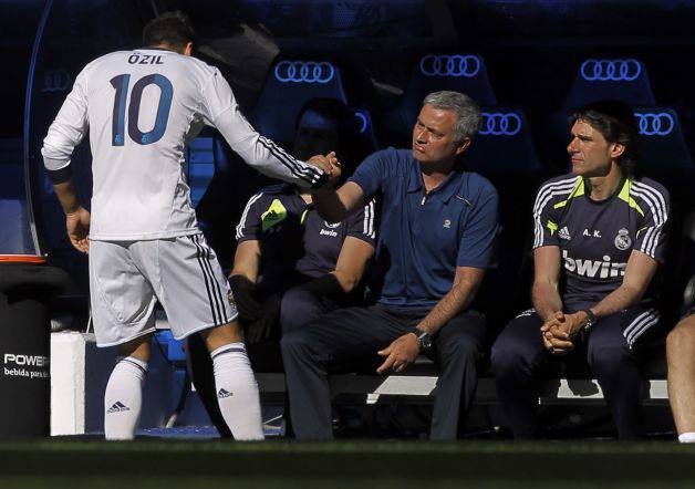 Mourinho llamó "niño cobarde" a Özil en el Real Madrid