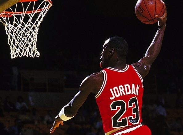 Locura total Se tatu el 23 de Michael Jordan en la espalda