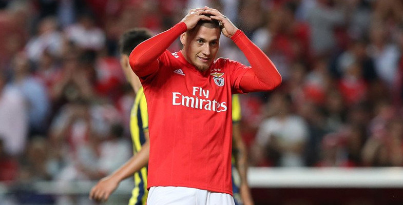 Nicolás Castillo tiene un pie fuera del Benfica - Futbol Sapiens