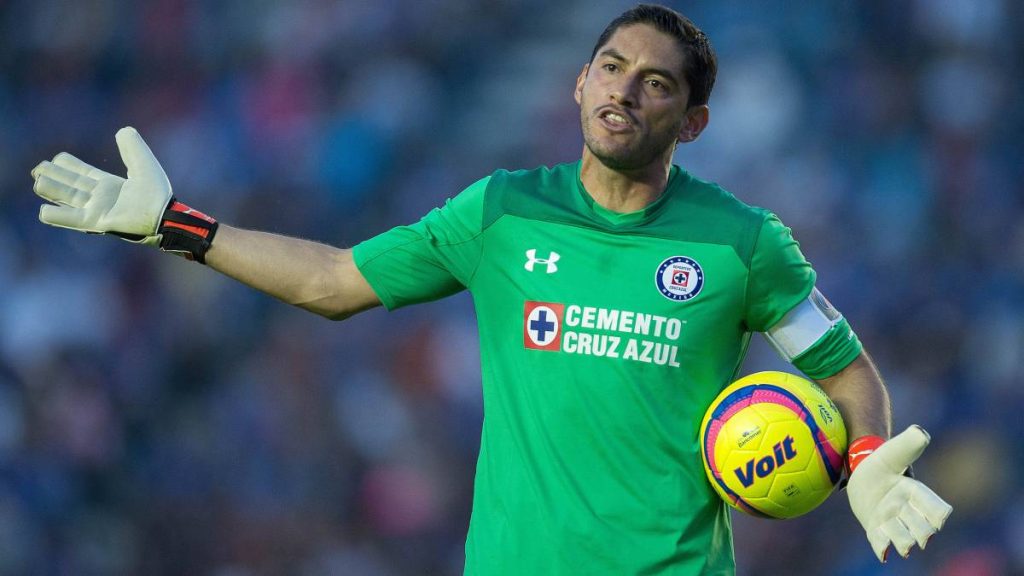 Corona disipó los rumores que lo sacaban del Cruz Azul