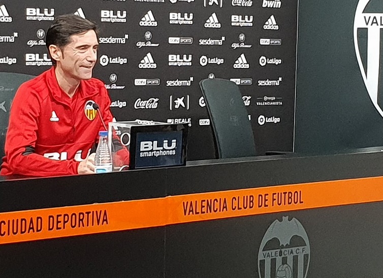 El D.T. del Valencia no quiere al Chicharito El D.T. del Valencia no quiere al Chicharito