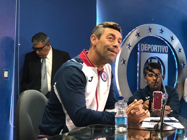 Caixinha piensa que el aficionado del Cruz Azul no apoya a su equipo Caixinha piensa que el aficionado del Cruz Azul no apoya a su equipo