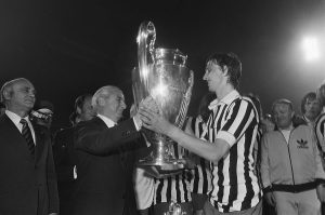 Johan Cruyff recibe la tercera Copa de Europa Johan Cruyff recibe la tercera Copa de Europa