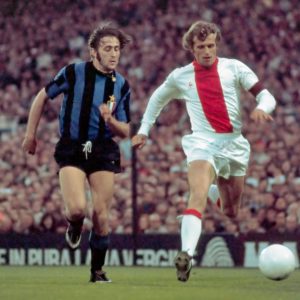 Piet Keizer disputa el balón con Mauro Bellugi Piet Keizer disputa el balón con Mauro Bellugi