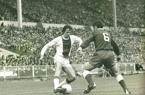 Cruyff encara a un rival en la final de Wembley Cruyff encara a un rival en la final de Wembley