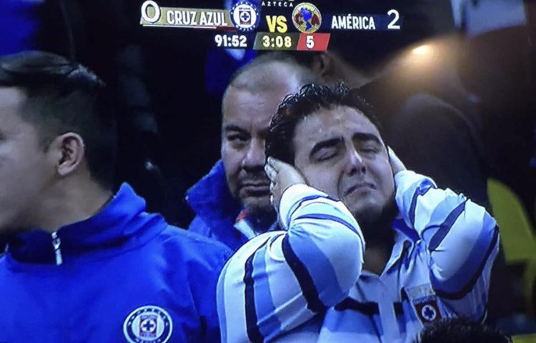Twitter muestra las imagenes del dolor de los aficionados del Cruz Azul Twitter muestra las imagenes del dolor de los aficionados del Cruz Azul