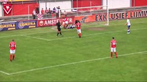 El árbitro quiso hacer seguimiento de la jugada y anotó un gol. El árbitro quiso hacer seguimiento de la jugada y anotó un gol.