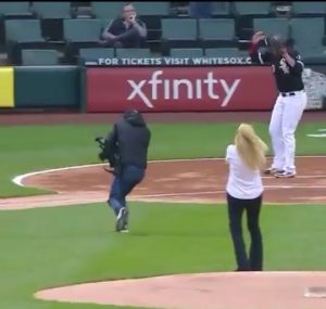 La mujer impactó con la pelota al camarógrafo La mujer impactó con la pelota al camarógrafo