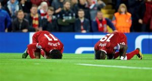 Mohamed Salah y Sadio Mané realizan el sujud previo a un duelo del Liverpool Mohamed Salah y Sadio Mané realizan el sujud previo a un duelo del Liverpool