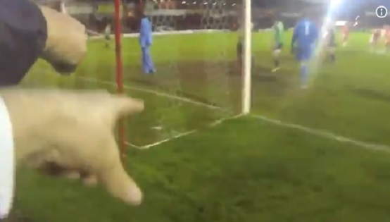 Gol perfora la red y el árbitro señala saque de meta Gol perfora la red y el árbitro señala saque de meta