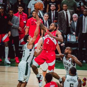 Kawhi Leonard volvió a ser determinante para los Raptors / Foto: @Raptors Kawhi Leonard volvió a ser determinante para los Raptors / Foto: @Raptors