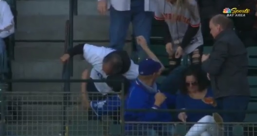 INSOLITO | Fan de los Dodgers tiró su comida en dos ocasiones separadas por atrapar pelotas de béisbol INSOLITO | Fan de los Dodgers tiró su comida en dos ocasiones separadas por atrapar pelotas de béisbol