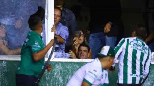 Aficionados protagonizaron una pelea tras el encuentro León- Tijuana. Aficionados protagonizaron una pelea tras el encuentro León- Tijuana.