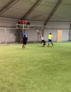El futbolista le da la vuelta al mundo con su gol. El futbolista le da la vuelta al mundo con su gol.